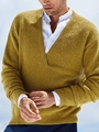 Detail des Herren-V-Ausschnitt-Pullovers mit senfgelber Strickstruktur und Rippbündchen - S / Gelb