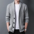 Gilet en tricot gris pour hommes avec col châle, boutons noirs et poches pour l'hiver - S / Gris clair
