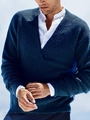 Detail von dunkelblauem Strickpullover mit V-Ausschnitt, Waffelstruktur und Rippbündchen - S / Dunkelblau