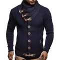 Detail der dunkelblauen Strickjacke mit Zopfmuster, Holzknöpfen und dickem Stehkragen - S / Dunkelblau