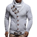 Detail der hellgrauen Strickjacke mit Zopfmuster und Knebelknopf am Stehkragen - S / Grau