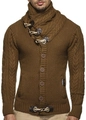 Detailansicht der braunen Strickjacke mit Zopfmuster, Hornknöpfen und Stehkragen für Herren - S / Braun