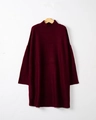 Dettaglio dell'abito in maglia bordeaux oversize con collo alto per donna in autunno inverno - S / Borgogna