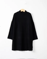 Dettaglio di un abito in maglia nera a maniche lunghe con lupetto su stampella di legno - S / Nero