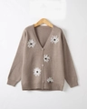 Cardigan in maglia marrone con scollo a V, bottoni e decorazioni floreali bianche 3D - S / Cammello