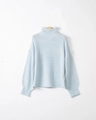 Dettaglio di un maglione a maglia grossa azzurro con collo alto e spalle calate - S / Azzurro