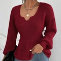 Détail d'un pull en maille bordeaux avec taille haute ajustée et des manches bouffantes - S / Bordeaux
