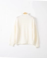 Dettaglio del maglione bianco a collo alto con trama a maglia grossa su gruccia in legno - S / Bianco
