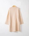 Dettaglio dell'abito in maglia beige con scollo rotondo e spalle scese moderne - S / Albicocca
