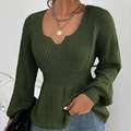 Détails du pull vert foncé à col en V avec taille à volants et texture en maille côtelée - S / Vert Militaire