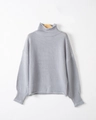 Dettaglio del maglione grigio chiaro a collo alto con texture a maglia e bordi a coste - S / Grigio