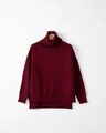 Dettaglio dell'orlo con spacco laterale e trama in maglia fitta sul maglione oversize bordeaux - S / Borgogna