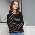 Dettaglio della maglia e delle strisce colorate sul maglione casual a girocollo - S / Nero