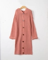Détail du cardigan à capuche avec maille épaisse et boutons marron foncé - S / Rose