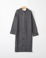 Dettaglio del cardigan lungo grigio in maglia grossa con bottoni marroni e cappuccio - S / grigio scuro