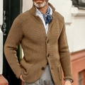 Gros plan du cardigan homme en tricot gaufré camel avec col montant et trois boutons - S / Camel
