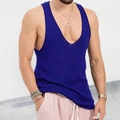Vista detallada de camiseta de tirantes de punto azul marino con textura de canalé y cuello V - M / Azul