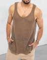 Detailansicht des braunen Strick-Tanktops mit atmungsaktivem, grobem Mesh-Mustergewebe - M / Braun
