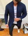 Detail der dunkelblauen Strickjacke mit Rippenmuster und modernem, stilvollem Stehkragen - S / Blau