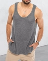 Nahaufnahme des grauen Herren-Strickoberteils mit atmungsaktivem Mesh und Rundhals - M / Grau