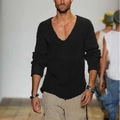 Detail eines schwarzen V-Ausschnitt-Strickpullovers mit grober Textur und Runway-Stil - S / Schwarz