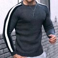 Detail van de wafelgebreide textuur en contraststrepen op deze heren slim fit trui - S / donkergrijs