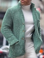 Détail d'un cardigan en maille vert foncé pour hommes avec boutons vintage et grandes poches - M / Vert