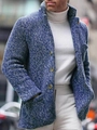 Détail du cardigan en grosse maille bleue et grise avec boutons vintage et poches texturées - M / Bleu foncé