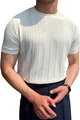 Dettaglio della trama a costine verticali e del tessuto a maglia sulla t-shirt bianca a maniche corte - S / Bianco