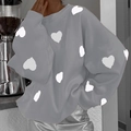 Détail d'un pull gris surdimensionné avec des motifs de cœurs blancs et poignets côtelés - S / Gris
