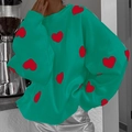 Dettaglio della toppa a cuore rosso su un maglione verde a maglia con girocollo - S / Verde smeraldo