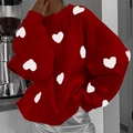 Dettaglio maglione in maglia rossa con motivi a cuore bianchi e polsini a costine - S / Borgogna
