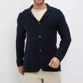 Detail der dunkelblauen Strickjacke mit drei Knöpfen und großen aufgesetzten Taschen - S / Dunkelblau
