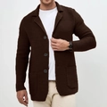 Gros plan détaillé sur la texture du cardigan en maille marron et le col à revers - Café
