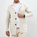 Detailaufnahme des groben Strickmusters und der schwarzen Knöpfe an der beigen Strickjacke - S / Weiß