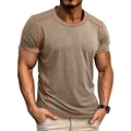 Detail eines schmal geschnittenen braunen Henley-Shirts mit orangefarbenen Kontrastnähten - M / Khaki