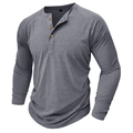 Dettaglio dello scollo Henley grigio da uomo con i classici bottoni in legno naturale - S / Grigio chiaro