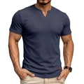Dettaglio del tessuto a coste e dell'etichetta in pelle marrone sulla maglietta blu da uomo con scollo a V - Blu navy