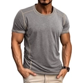 Detail eines schmal geschnittenen Herren-T-Shirts mit Kontrastnähten auf grauem Strick - M / Hellgrau