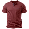 Dettaglio maglia Henley bordeaux con abbottonatura a tre bottoni e cuciture a contrasto - Borgogna