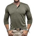 Detail eines olivgrünen Henley-Shirts aus Flammgarn mit Dreiknopfleiste und Textur - S / Armeegrün