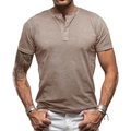 Khaki Herren Kurzarm Henley-Shirt aus Slub-Stoff kombiniert mit weißer Freizeithose - S / Khaki