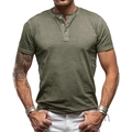 Nahaufnahme des olivgrünen Henley-Shirts mit Knopfleiste und Baumwoll-Stoffstruktur - S / Armeegrün