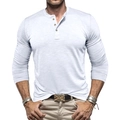 Detail eines hellgrauen Henley-Shirts aus Flammbaumwolle mit Knopfleiste und Strickstruktur - S / Weiß