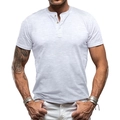 Nahaufnahme eines weißen Henley-Shirts mit kurzen Ärmeln, Knopfleiste und strukturierter Textur - S / Weiß