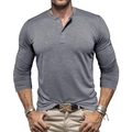Detail eines grauen Henley-Shirts aus Flammbaumwolle mit Dreiknopfleiste und Textur - S / Grau