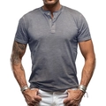 Detail eines graublauen Kurzarm Henley Hemdes mit drei Knöpfen und strukturierter Textur - S / Grau