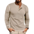 Detail eines khakifarbenen Henley-Shirts mit drei Knöpfen und weißen Kontrastnähten - S / Aprikose