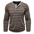 Dettaglio del collo Henley grigio a contrasto e bottoni in legno su t-shirt a righe - S / caffè