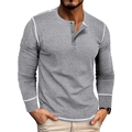 Detail eines grauen Langarm-Henley-Shirts mit weißen Kontrastnähten am Knopf-Ausschnitt - S / Grau